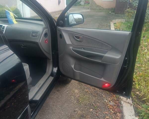 Черный Хендай Туксон, объемом двигателя 2 л и пробегом 231 тыс. км за 8500 $, фото 7 на Automoto.ua