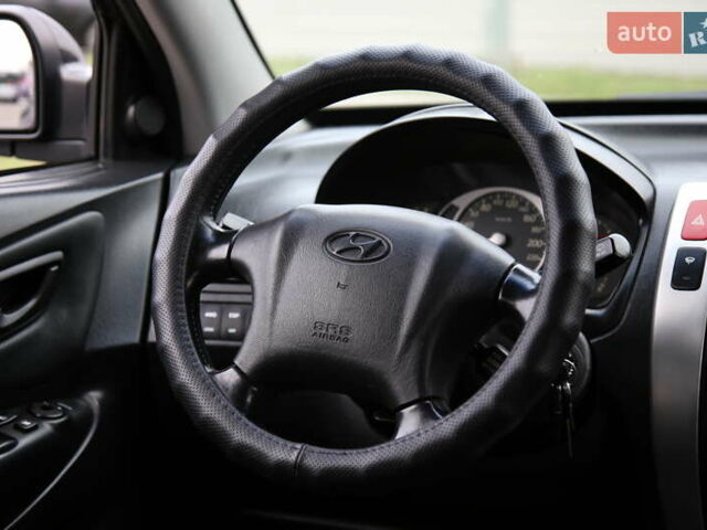 Черный Хендай Туксон, объемом двигателя 2.66 л и пробегом 217 тыс. км за 8600 $, фото 13 на Automoto.ua