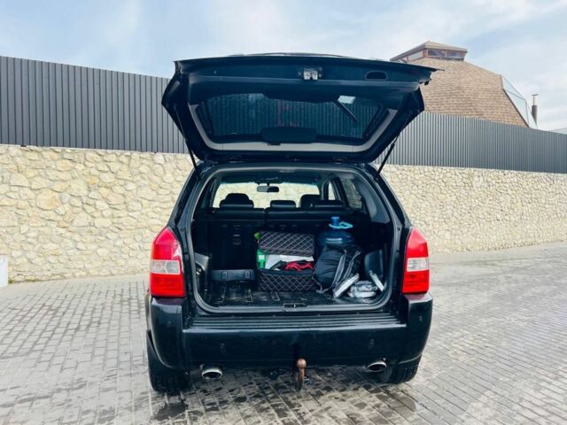 Черный Хендай Туксон, объемом двигателя 2 л и пробегом 310 тыс. км за 6600 $, фото 5 на Automoto.ua