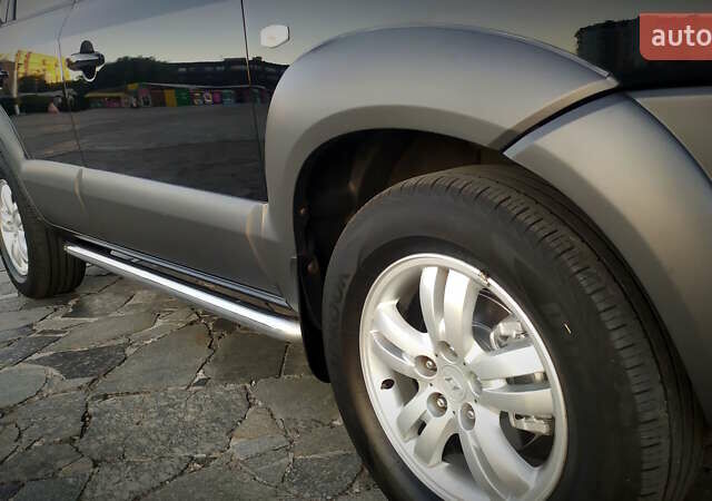 Черный Хендай Туксон, объемом двигателя 2 л и пробегом 230 тыс. км за 8600 $, фото 59 на Automoto.ua