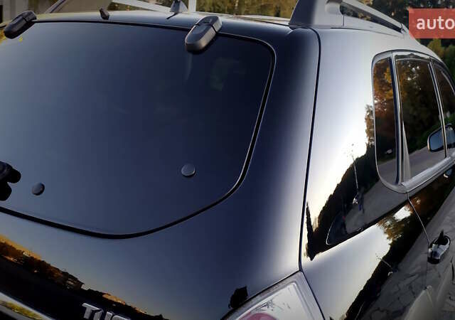 Черный Хендай Туксон, объемом двигателя 2 л и пробегом 230 тыс. км за 8600 $, фото 68 на Automoto.ua