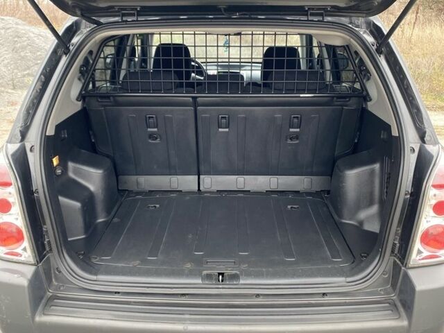 Черный Хендай Туксон, объемом двигателя 2 л и пробегом 330 тыс. км за 4350 $, фото 17 на Automoto.ua