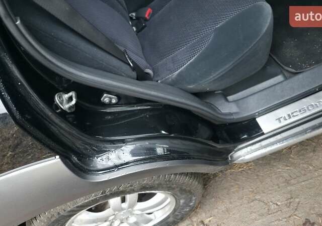 Чорний Хендай Туксон, об'ємом двигуна 2 л та пробігом 207 тис. км за 8200 $, фото 20 на Automoto.ua