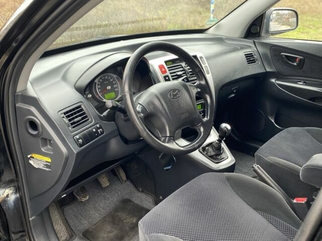 Черный Хендай Туксон, объемом двигателя 2 л и пробегом 330 тыс. км за 4350 $, фото 11 на Automoto.ua