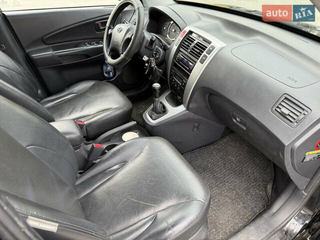 Черный Хендай Туксон, объемом двигателя 2 л и пробегом 182 тыс. км за 6999 $, фото 7 на Automoto.ua