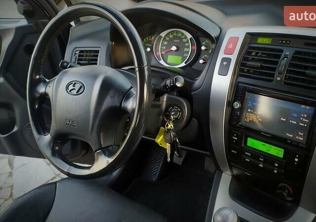 Черный Хендай Туксон, объемом двигателя 2 л и пробегом 230 тыс. км за 8600 $, фото 176 на Automoto.ua