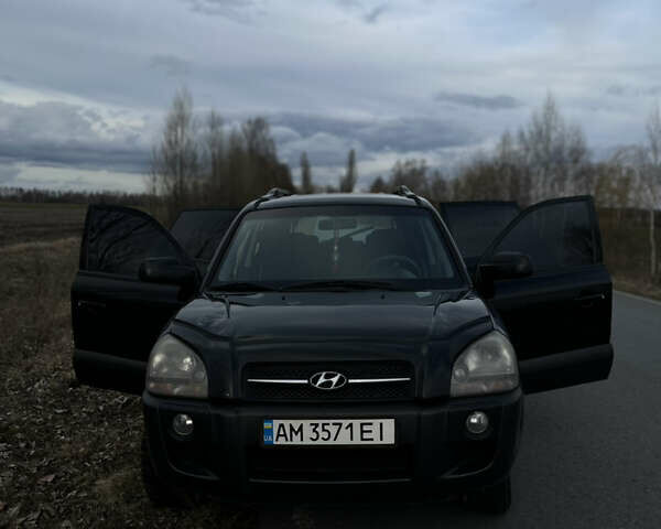 Черный Хендай Туксон, объемом двигателя 2 л и пробегом 300 тыс. км за 7500 $, фото 1 на Automoto.ua