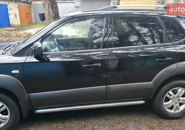 Чорний Хендай Туксон, об'ємом двигуна 2 л та пробігом 207 тис. км за 8200 $, фото 3 на Automoto.ua