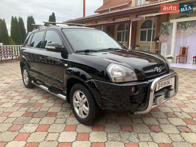 Черный Хендай Туксон, объемом двигателя 2 л и пробегом 219 тыс. км за 8600 $, фото 7 на Automoto.ua