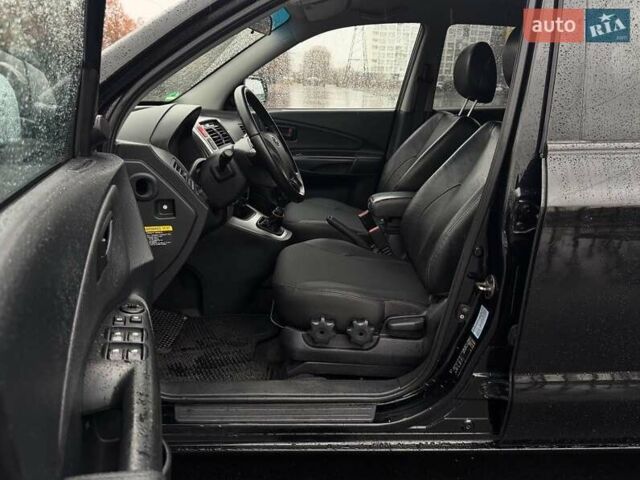 Черный Хендай Туксон, объемом двигателя 1.98 л и пробегом 260 тыс. км за 6900 $, фото 12 на Automoto.ua