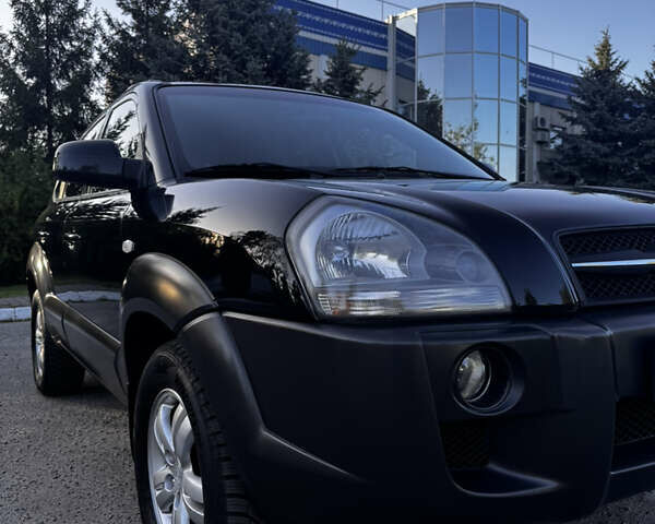 Черный Хендай Туксон, объемом двигателя 2 л и пробегом 239 тыс. км за 7850 $, фото 11 на Automoto.ua