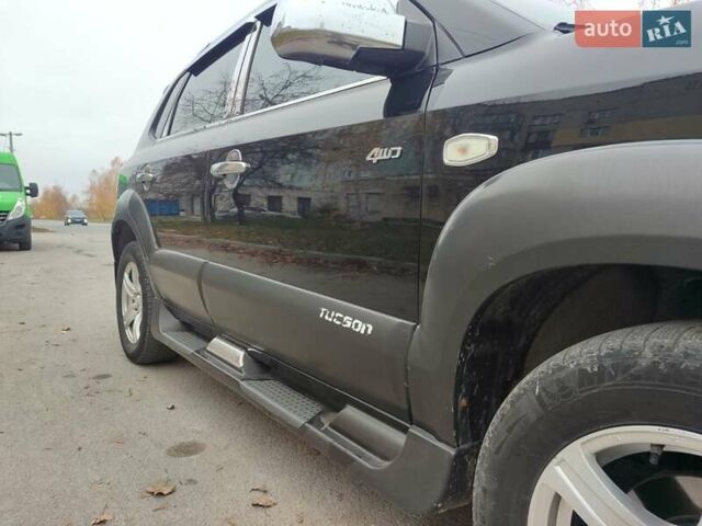 Черный Хендай Туксон, объемом двигателя 2 л и пробегом 270 тыс. км за 6800 $, фото 4 на Automoto.ua