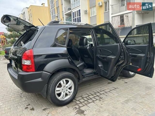 Черный Хендай Туксон, объемом двигателя 1.98 л и пробегом 147 тыс. км за 8000 $, фото 12 на Automoto.ua