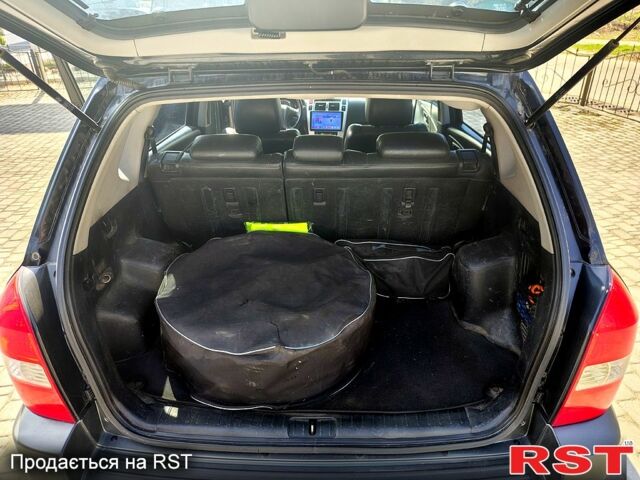 Чорний Хендай Туксон, об'ємом двигуна 2 л та пробігом 350 тис. км за 7500 $, фото 4 на Automoto.ua