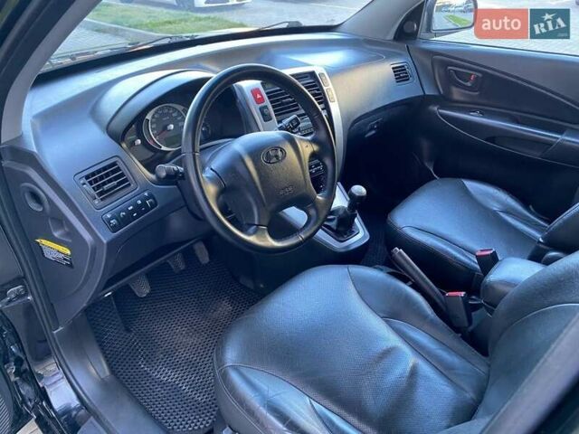 Черный Хендай Туксон, объемом двигателя 1.98 л и пробегом 286 тыс. км за 7300 $, фото 14 на Automoto.ua