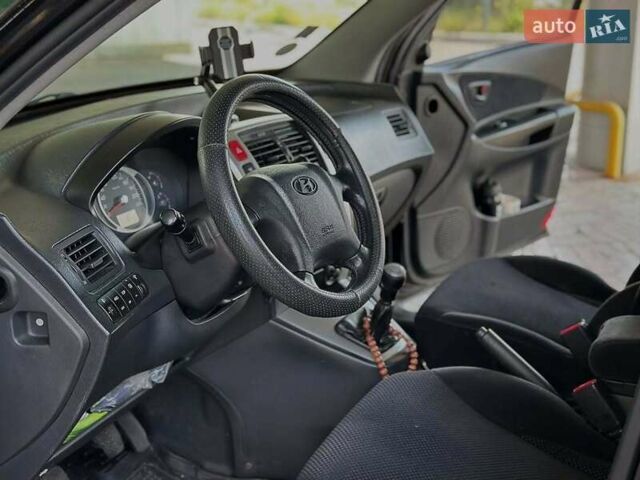 Черный Хендай Туксон, объемом двигателя 2 л и пробегом 310 тыс. км за 6499 $, фото 6 на Automoto.ua
