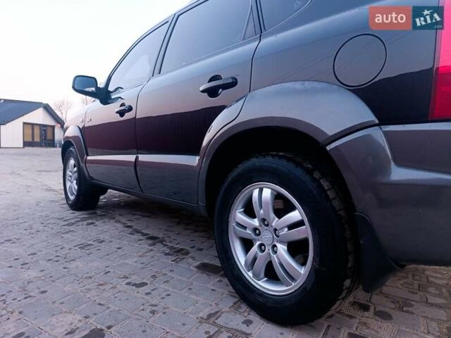 Черный Хендай Туксон, объемом двигателя 2 л и пробегом 280 тыс. км за 9500 $, фото 26 на Automoto.ua