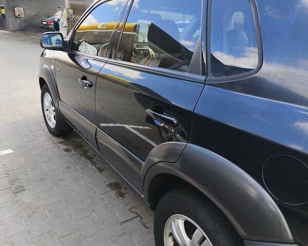 Черный Хендай Туксон, объемом двигателя 2 л и пробегом 158 тыс. км за 7500 $, фото 3 на Automoto.ua