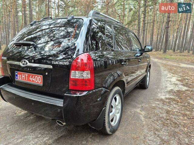 Черный Хендай Туксон, объемом двигателя 2 л и пробегом 198 тыс. км за 7800 $, фото 3 на Automoto.ua