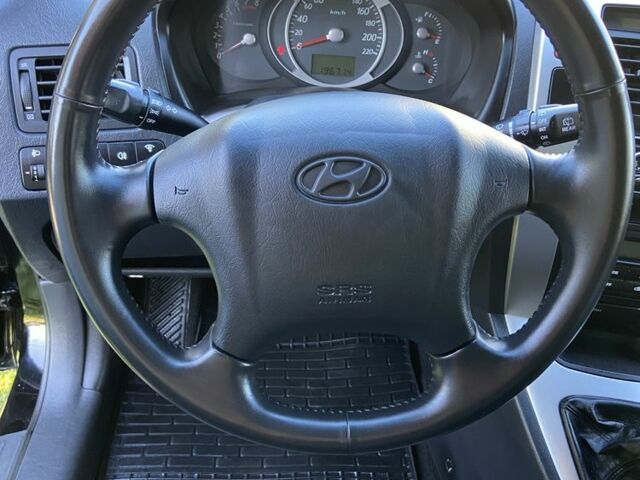 Черный Хендай Туксон, объемом двигателя 2 л и пробегом 197 тыс. км за 8400 $, фото 4 на Automoto.ua