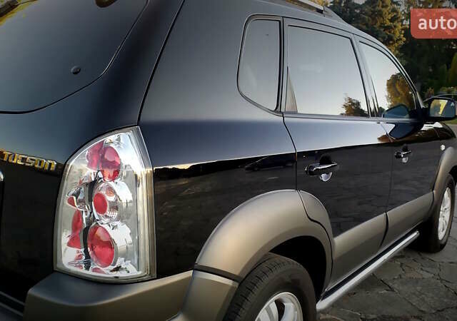 Черный Хендай Туксон, объемом двигателя 2 л и пробегом 230 тыс. км за 8600 $, фото 67 на Automoto.ua