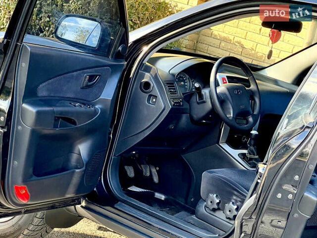 Черный Хендай Туксон, объемом двигателя 2 л и пробегом 167 тыс. км за 7800 $, фото 6 на Automoto.ua