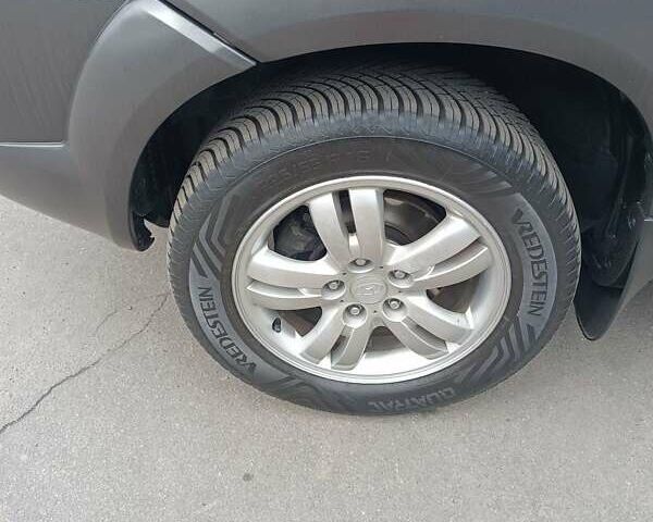Черный Хендай Туксон, объемом двигателя 2 л и пробегом 255 тыс. км за 8400 $, фото 14 на Automoto.ua