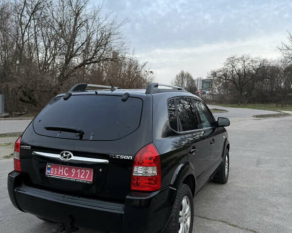 Черный Хендай Туксон, объемом двигателя 1.98 л и пробегом 159 тыс. км за 7600 $, фото 13 на Automoto.ua
