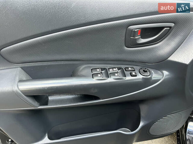 Черный Хендай Туксон, объемом двигателя 2 л и пробегом 256 тыс. км за 7800 $, фото 6 на Automoto.ua