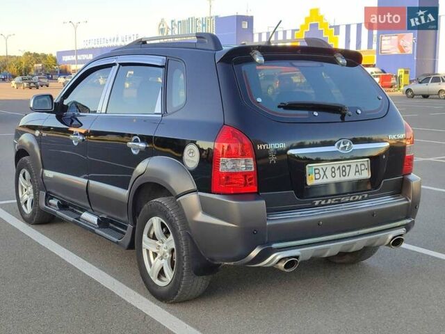 Черный Хендай Туксон, объемом двигателя 2 л и пробегом 280 тыс. км за 6700 $, фото 6 на Automoto.ua