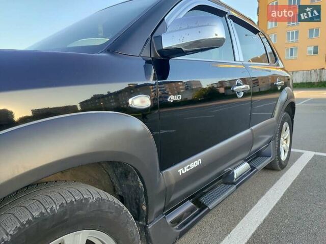 Черный Хендай Туксон, объемом двигателя 2 л и пробегом 280 тыс. км за 6700 $, фото 9 на Automoto.ua