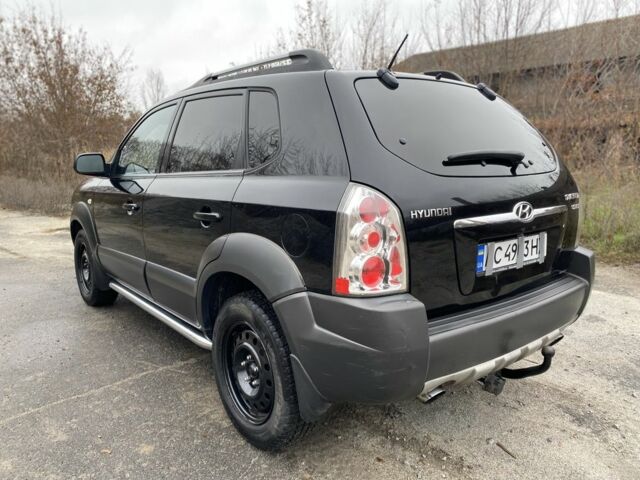 Черный Хендай Туксон, объемом двигателя 2 л и пробегом 330 тыс. км за 4350 $, фото 5 на Automoto.ua