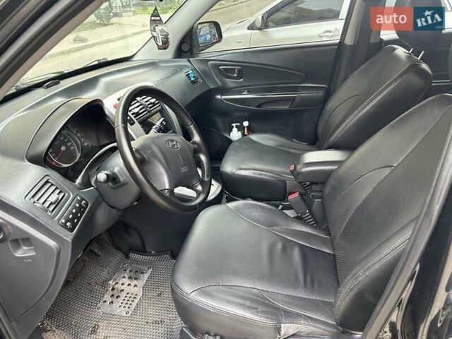 Черный Хендай Туксон, объемом двигателя 1.98 л и пробегом 147 тыс. км за 8000 $, фото 22 на Automoto.ua