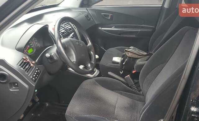 Чорний Хендай Туксон, об'ємом двигуна 1.98 л та пробігом 172 тис. км за 9300 $, фото 4 на Automoto.ua