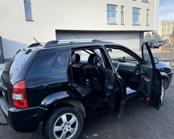 Черный Хендай Туксон, объемом двигателя 1.98 л и пробегом 230 тыс. км за 7750 $, фото 13 на Automoto.ua
