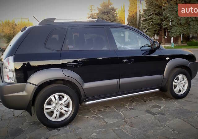 Черный Хендай Туксон, объемом двигателя 2 л и пробегом 230 тыс. км за 8600 $, фото 122 на Automoto.ua