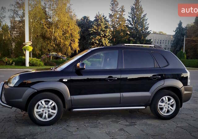 Черный Хендай Туксон, объемом двигателя 2 л и пробегом 230 тыс. км за 8600 $, фото 4 на Automoto.ua