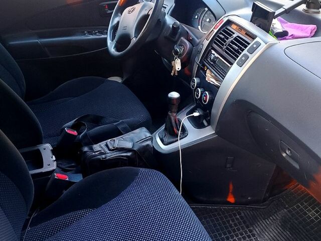 Черный Хендай Туксон, объемом двигателя 2 л и пробегом 183 тыс. км за 7900 $, фото 6 на Automoto.ua