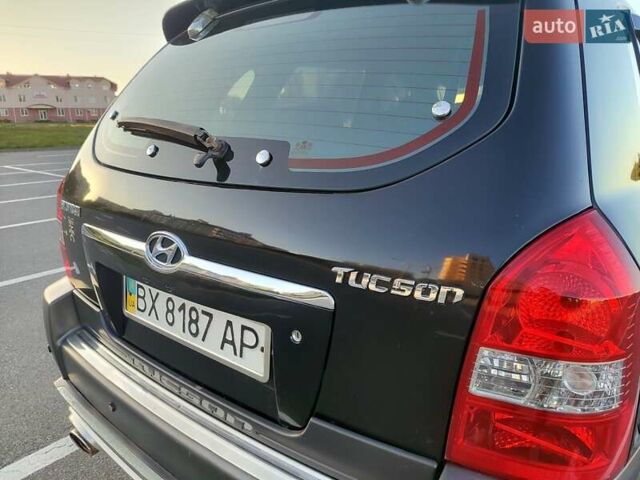 Черный Хендай Туксон, объемом двигателя 2 л и пробегом 280 тыс. км за 6700 $, фото 11 на Automoto.ua