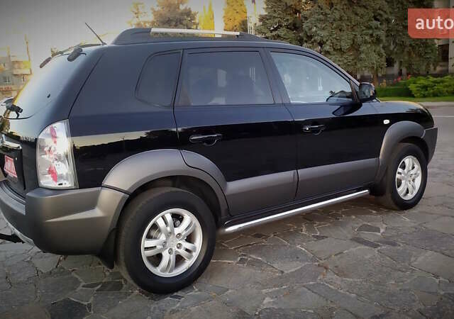 Черный Хендай Туксон, объемом двигателя 2 л и пробегом 230 тыс. км за 8600 $, фото 121 на Automoto.ua