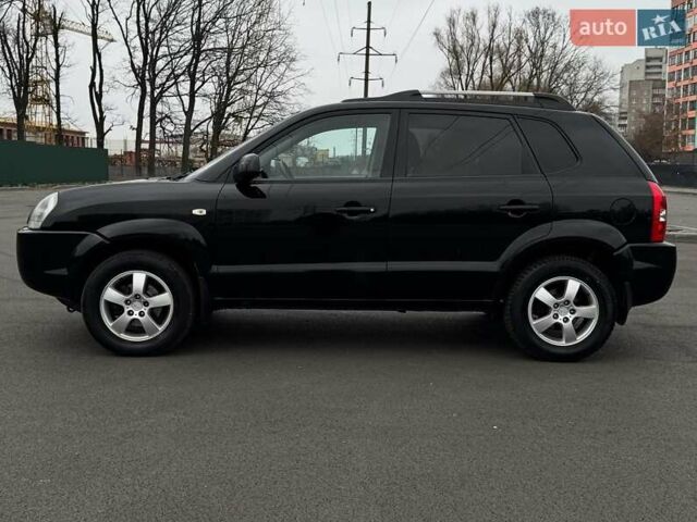 Черный Хендай Туксон, объемом двигателя 1.98 л и пробегом 260 тыс. км за 6900 $, фото 1 на Automoto.ua