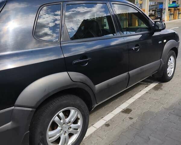 Черный Хендай Туксон, объемом двигателя 2 л и пробегом 158 тыс. км за 7500 $, фото 10 на Automoto.ua