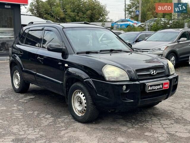 Черный Хендай Туксон, объемом двигателя 2 л и пробегом 177 тыс. км за 8940 $, фото 3 на Automoto.ua