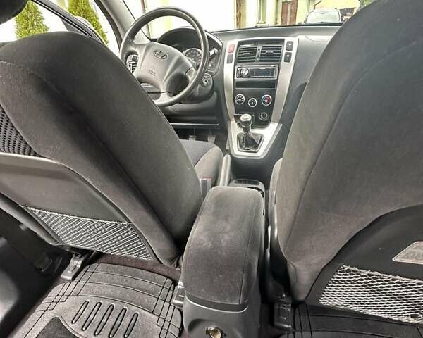 Черный Хендай Туксон, объемом двигателя 2 л и пробегом 218 тыс. км за 7600 $, фото 19 на Automoto.ua