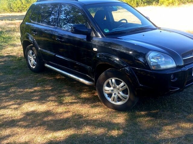 Черный Хендай Туксон, объемом двигателя 2 л и пробегом 236 тыс. км за 8300 $, фото 4 на Automoto.ua