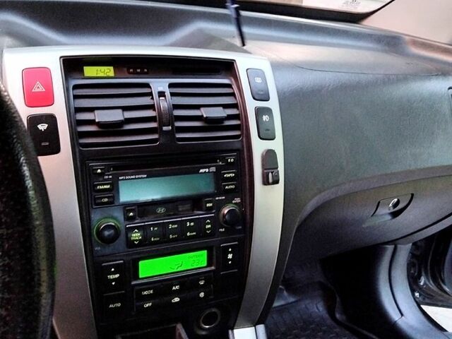 Черный Хендай Туксон, объемом двигателя 2 л и пробегом 270 тыс. км за 7400 $, фото 7 на Automoto.ua