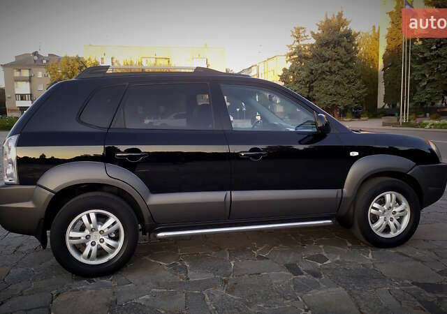 Черный Хендай Туксон, объемом двигателя 2 л и пробегом 230 тыс. км за 8600 $, фото 123 на Automoto.ua