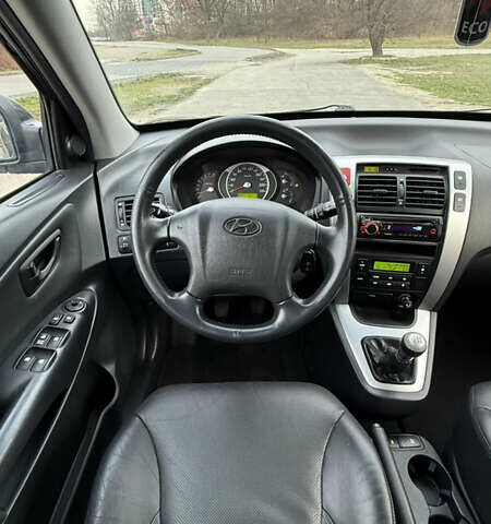 Черный Хендай Туксон, объемом двигателя 1.98 л и пробегом 159 тыс. км за 7600 $, фото 24 на Automoto.ua