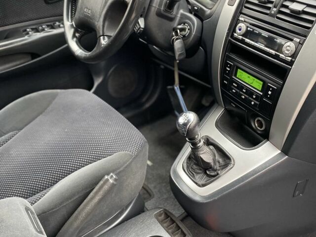 Черный Хендай Туксон, объемом двигателя 2 л и пробегом 330 тыс. км за 4350 $, фото 20 на Automoto.ua