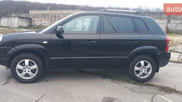 Черный Хендай Туксон, объемом двигателя 1.98 л и пробегом 155 тыс. км за 7999 $, фото 5 на Automoto.ua